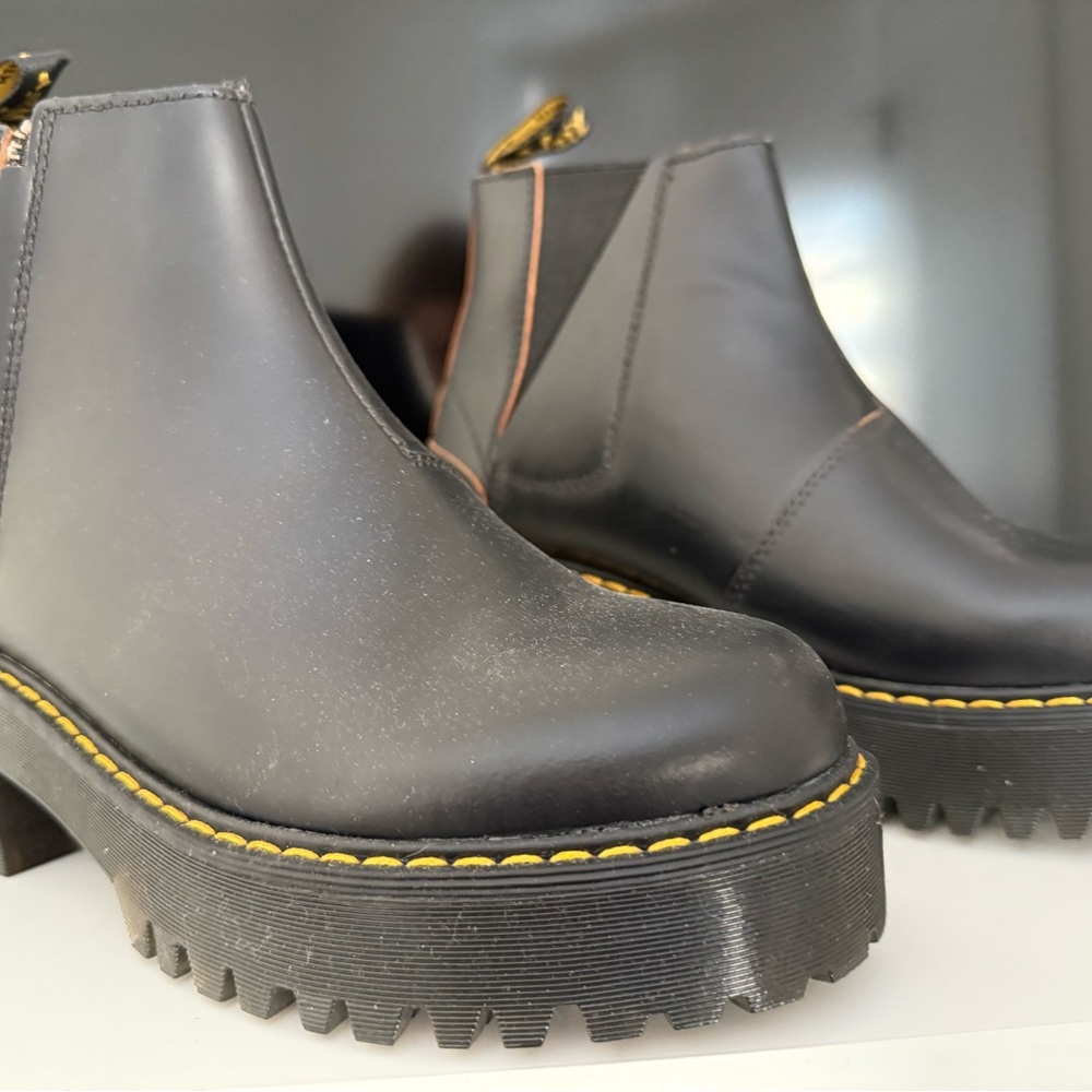 BRAND NEW Dr. Martens Sanguine Chelsea Boots Black - size 7 US